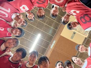 円陣を組む様子