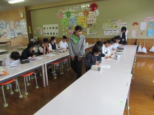 ４
