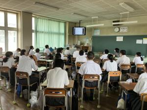 講話を遠隔で見る生徒たち