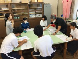中学生が地域の方に教えていただいている様子