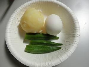 ゆで卵、ゆで野菜の写真