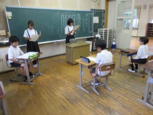 話し合いをする児童たちの写真