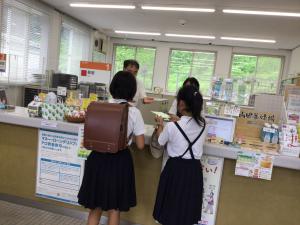 お礼の手紙を渡す様子