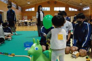 赤ちゃんと触れ合う中学生の様子