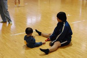 赤ちゃんと触れ合う中学生の様子