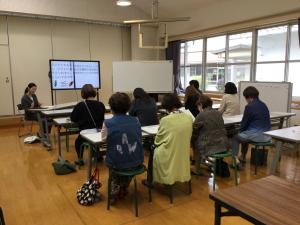 給食試食会の後の栄養士さんの話の様子