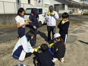 焼き芋を食べている様子