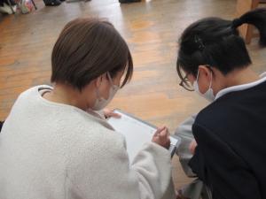 ４