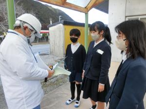 給食配送の方に礼状を渡す様子
