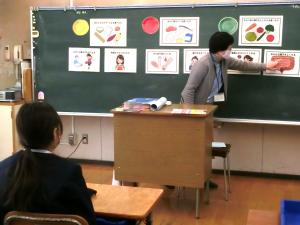 4年生への食育指導の様子