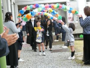 卒業式で花道を通る様子１