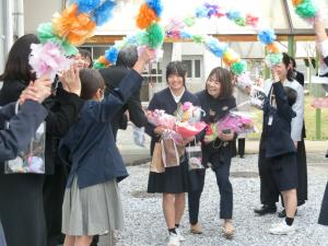 卒業式で花道を通る写真２
