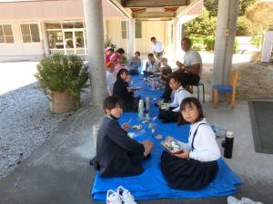 お弁当を食べている様子