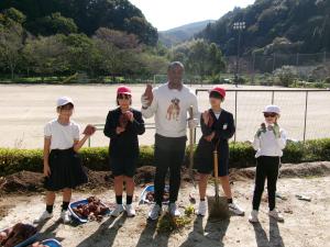 いもほり全員で記念写真