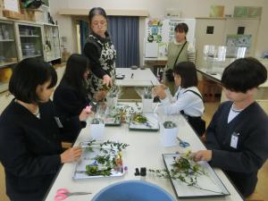 花を生けている様子1