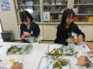 花を生けている様子2