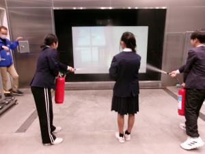 消火器を使って消火訓練