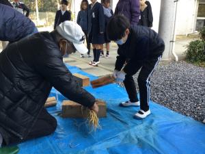 わら打ちの様子