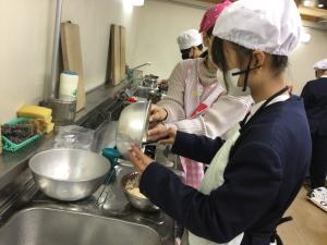 お菓子作りの様子1