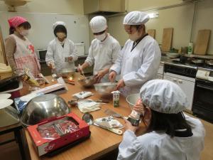 ケーキ作りの様子1