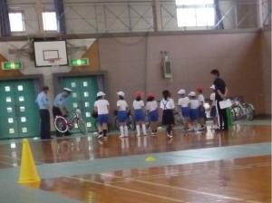 指導を受ける子どもたち